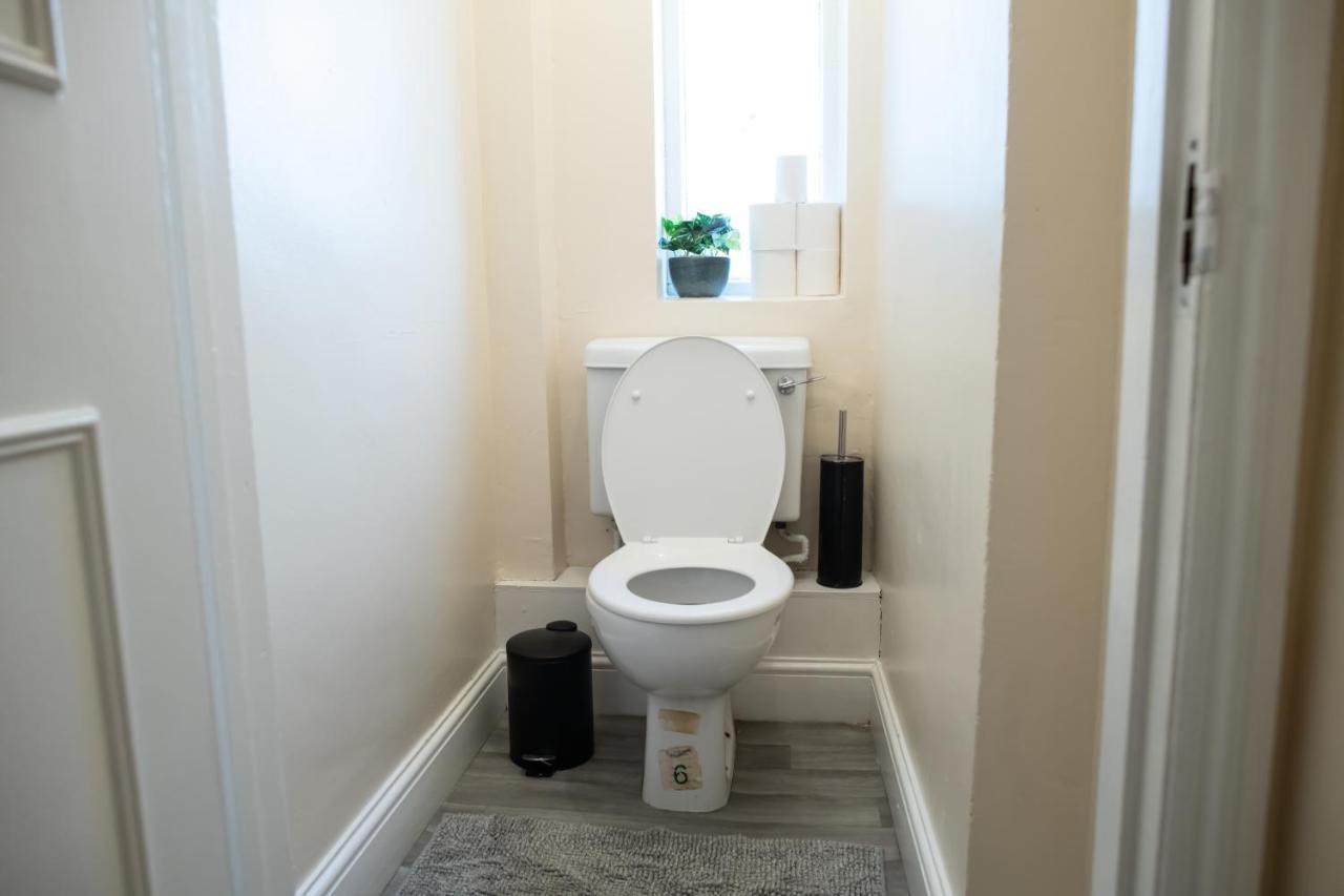 Lejlighed 4 Bedroom Flat With High Speed Wi-fi In North Acton, Ealing, West London