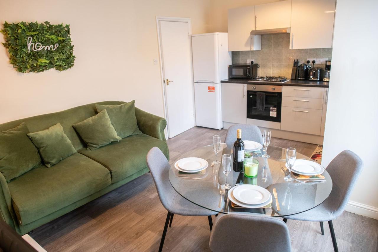 Lejlighed 4 Bedroom Flat With High Speed Wi-fi In North Acton, Ealing, West *