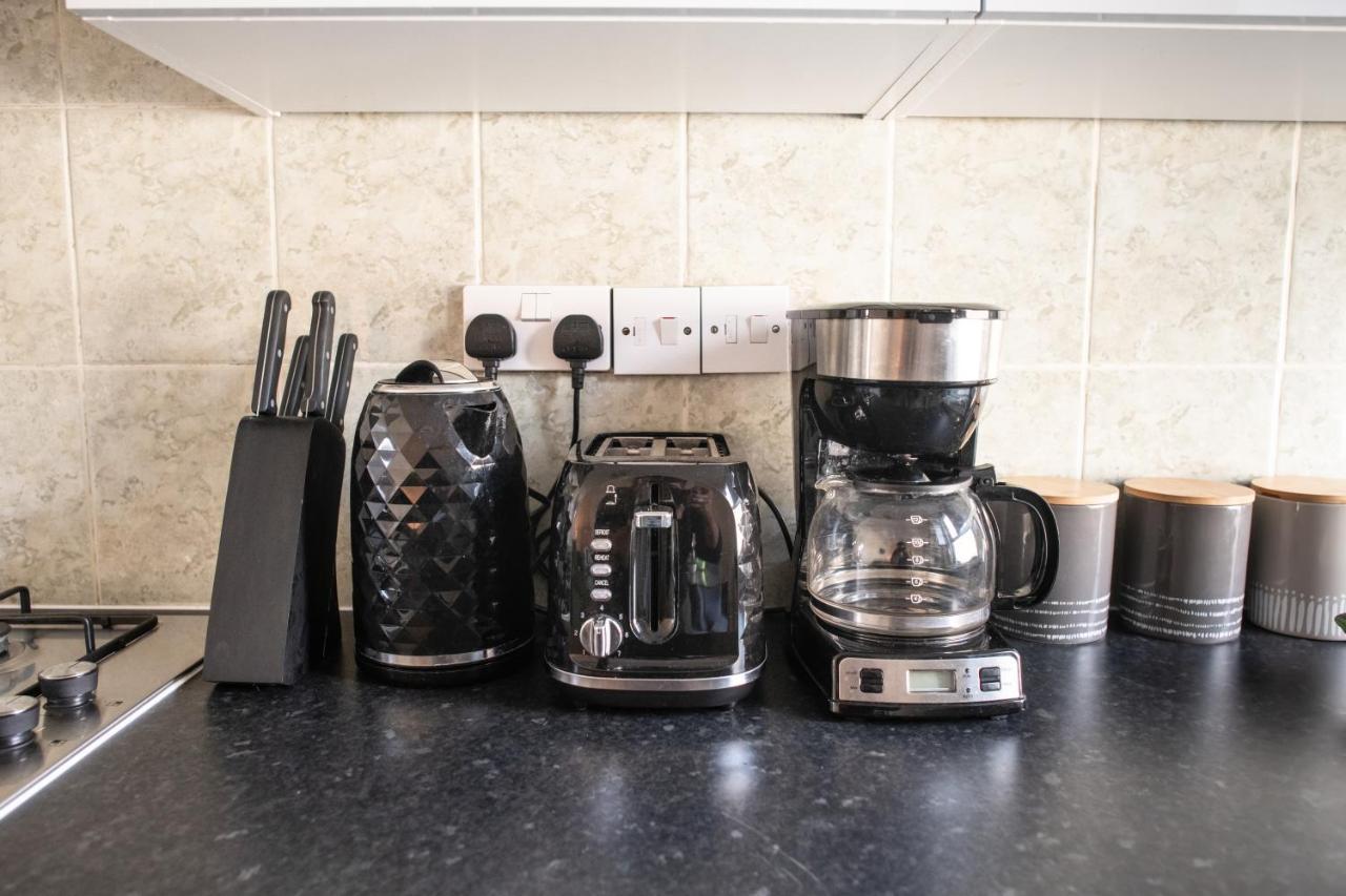 Lägenhet 4 Bedroom Flat With High Speed Wi-fi In North Acton, Ealing, West London