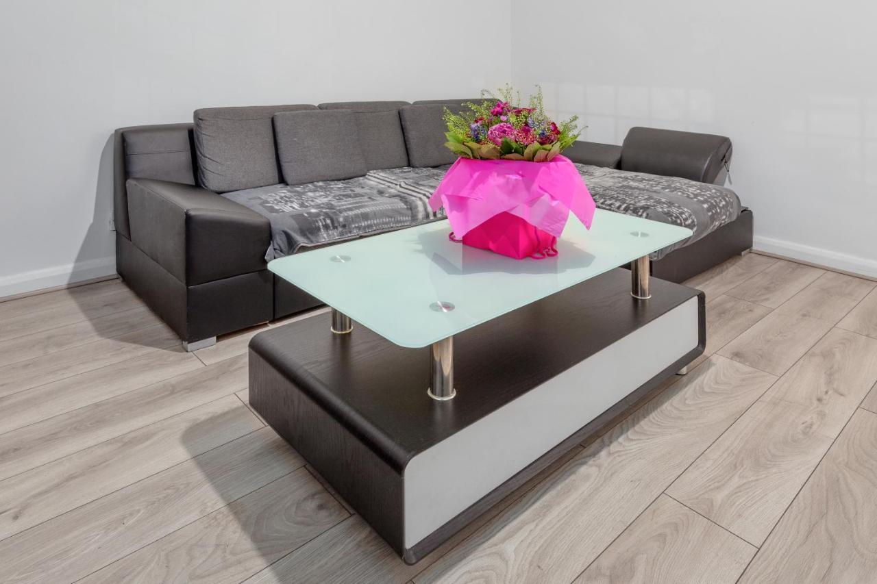 Spacious And Stylish - East Acton Apartment *