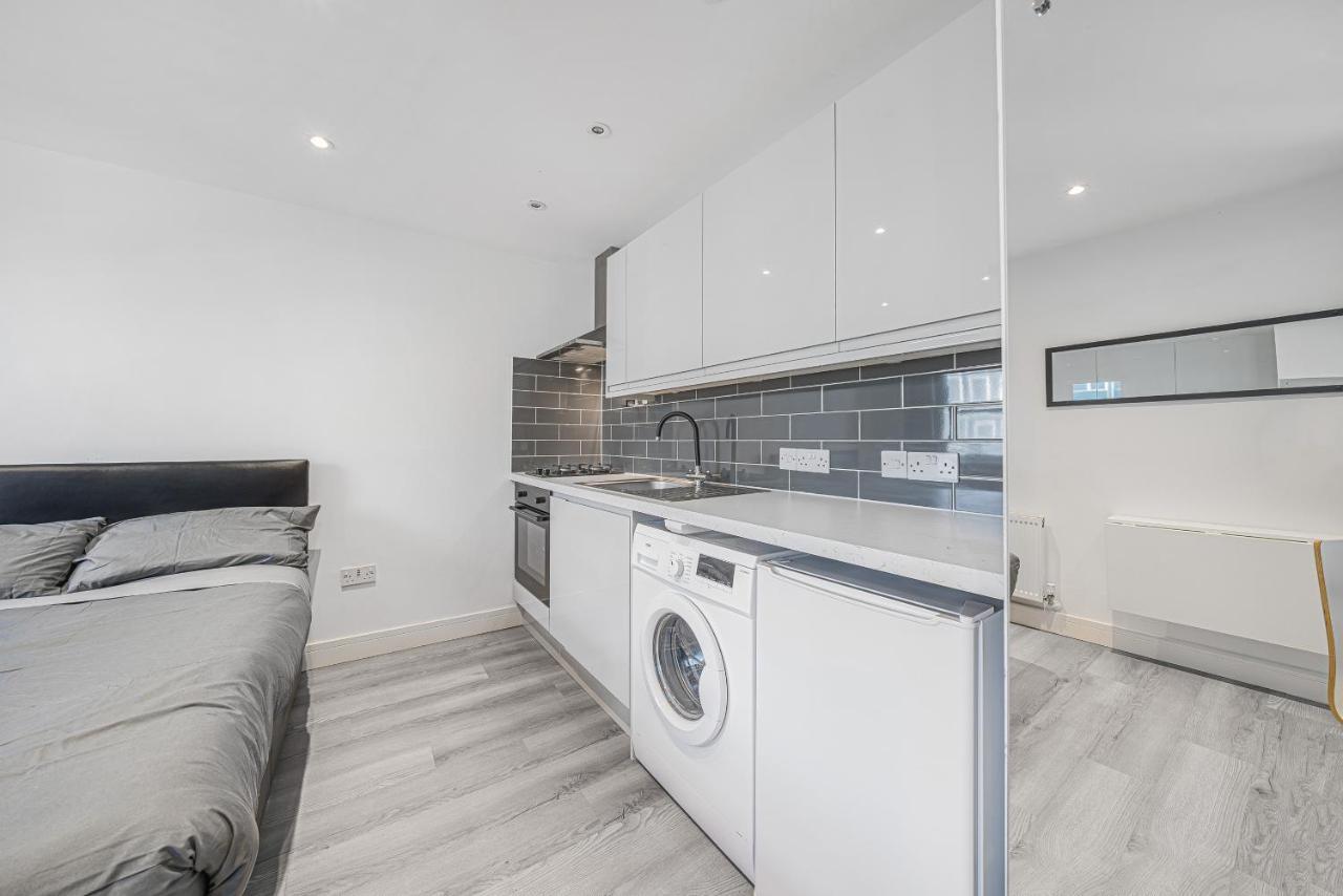 Floor Studio In Camberwell Apartment London