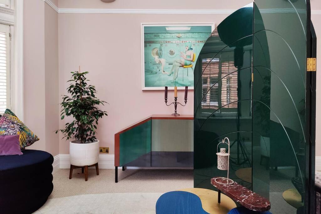 Luxury Artist In Appartement