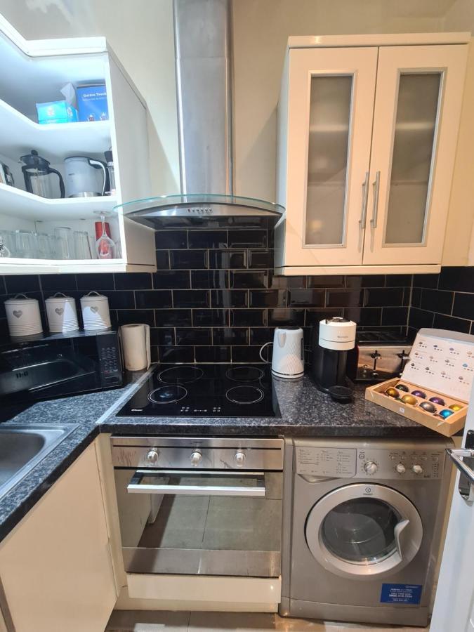 Rare Gem Close To Transport Links Apartment