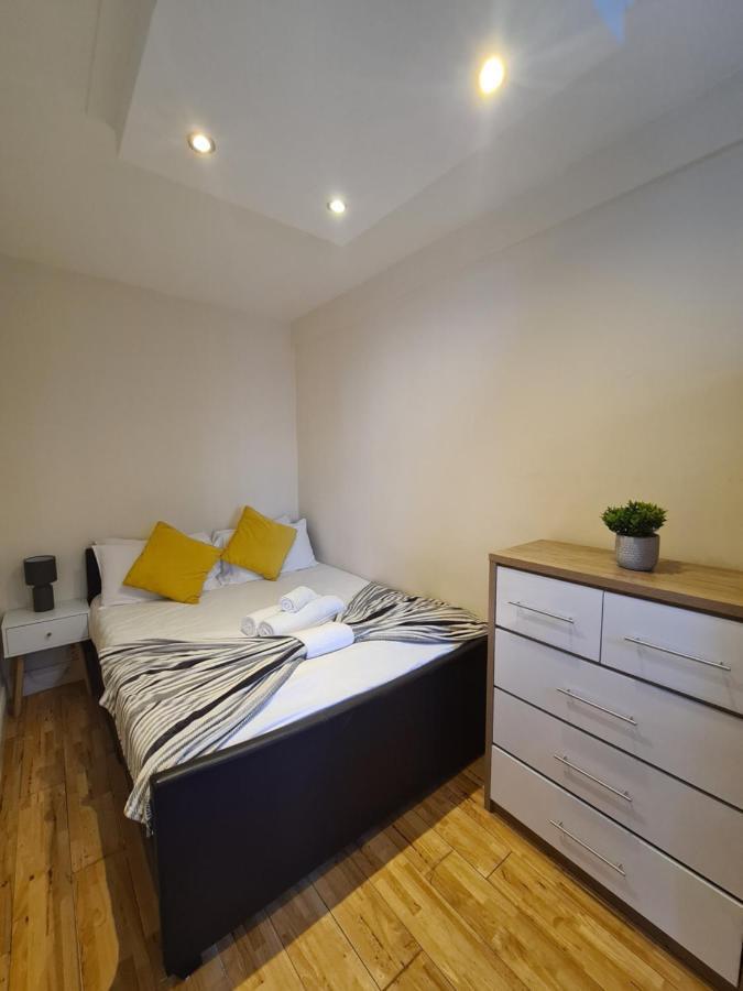 Rare Gem Close To Transport Links Apartment London