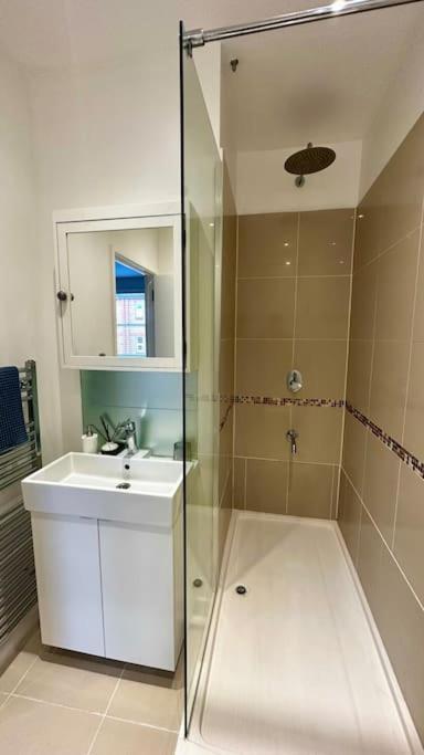 Sienna's 2 - Bedroom Apartment, London, N1. * London