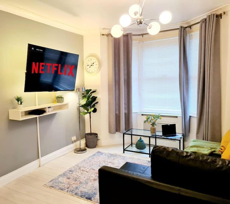 Private House With Free Parking * Londen