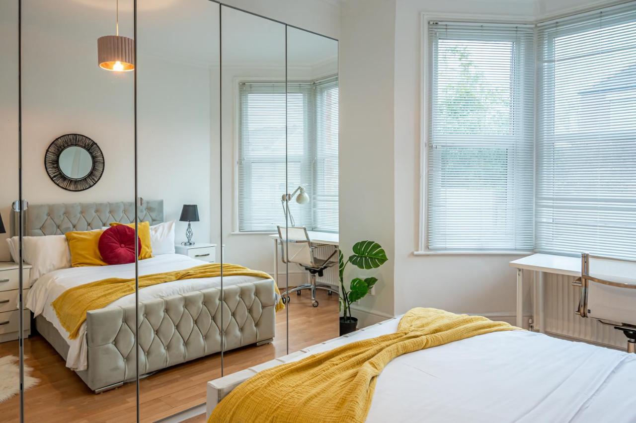 Modern Spacious 75 Apartment London
