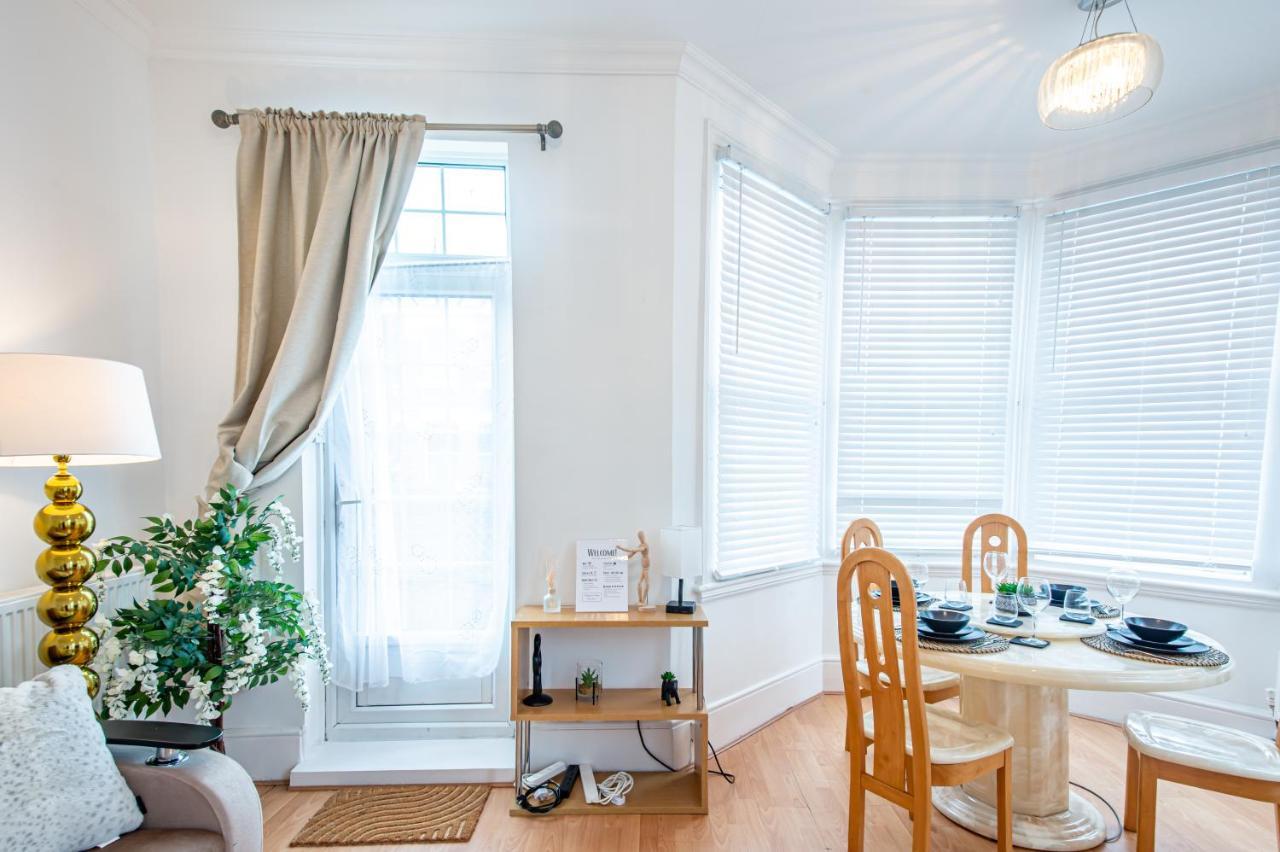 Modern Spacious 75 Apartment London