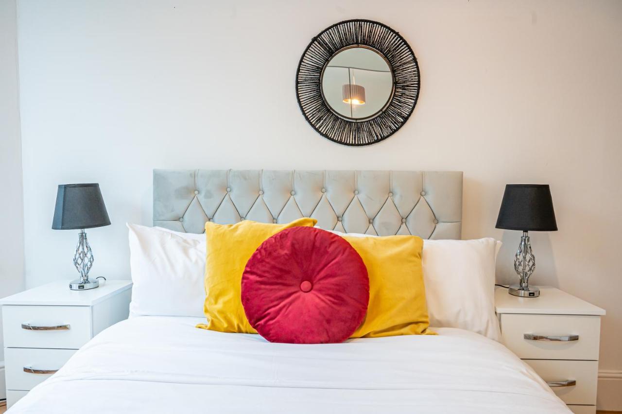 Modern Spacious 75 Apartment London