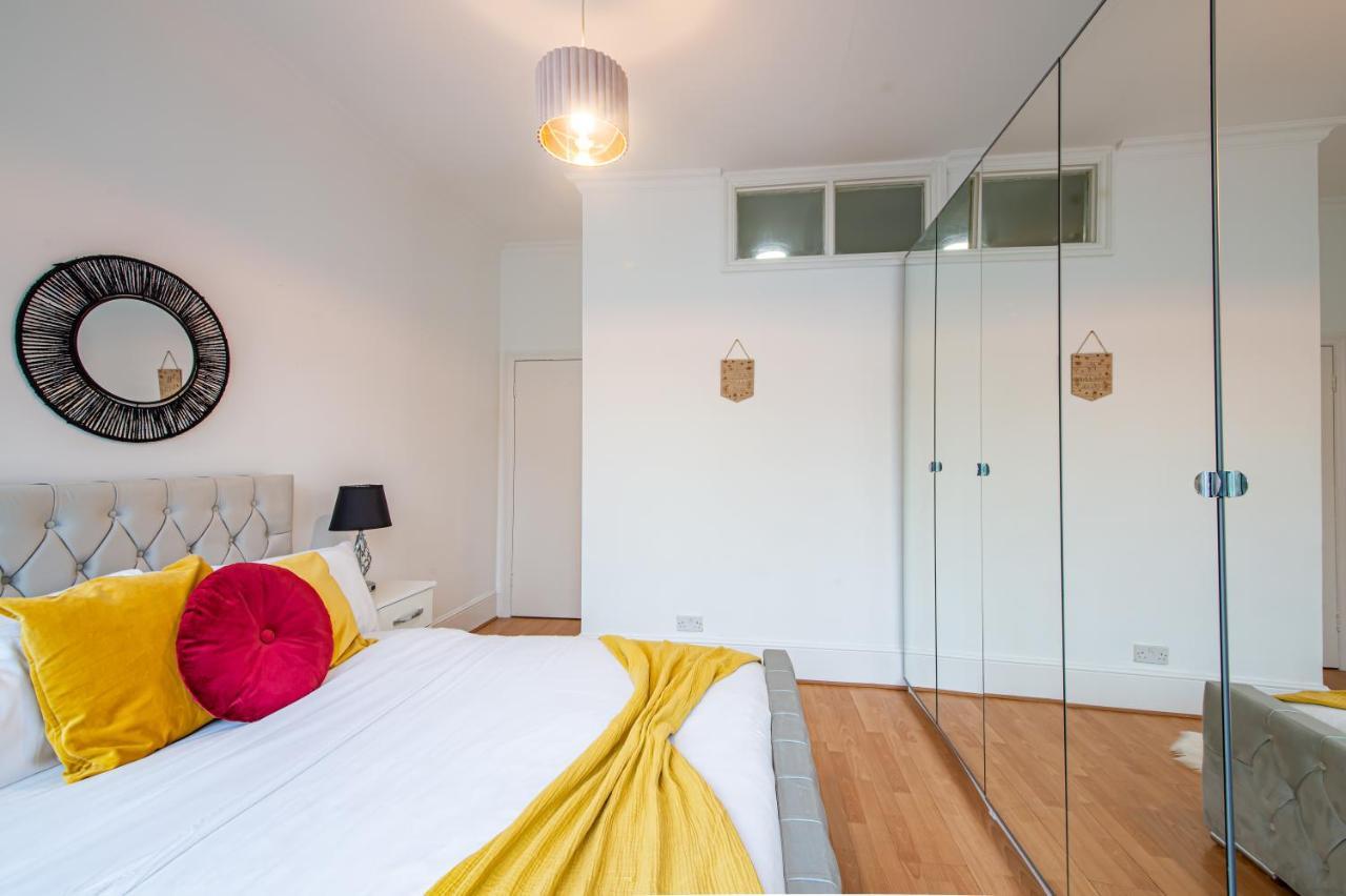 Modern Spacious 75 Apartment London