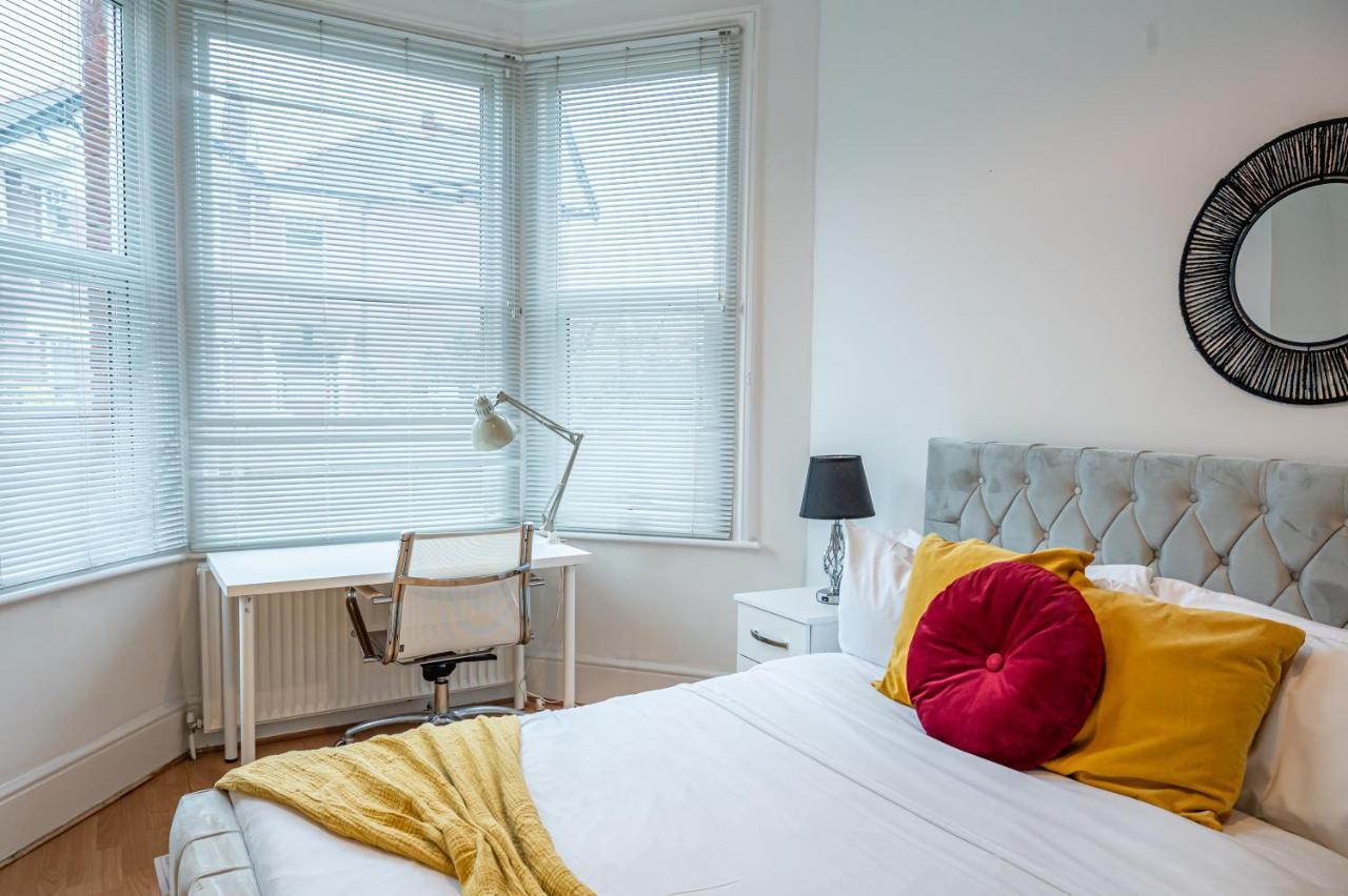 Modern Spacious 75 Apartment London