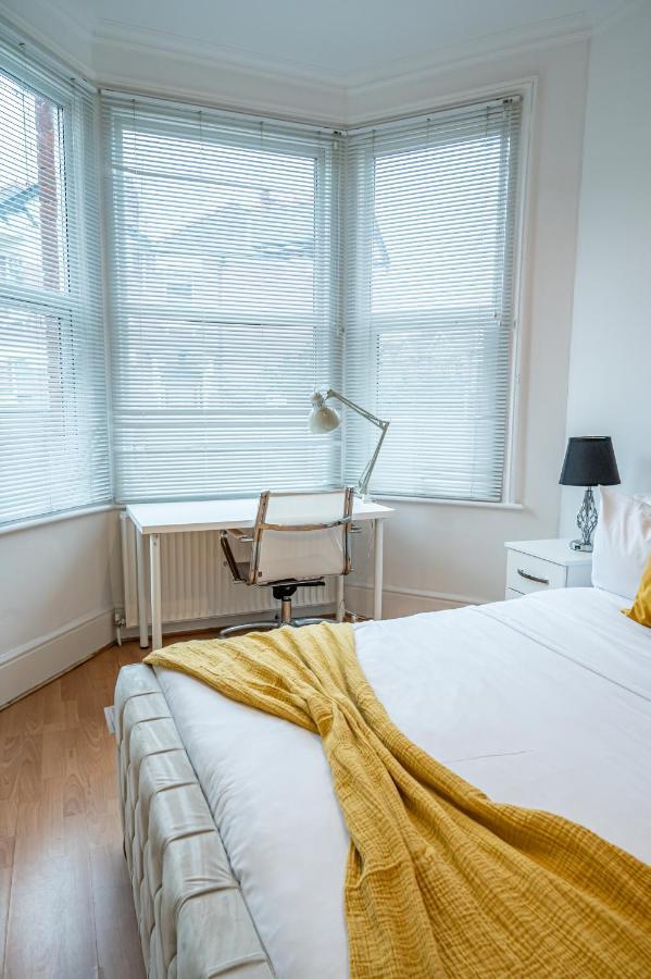Modern Spacious 75 Apartment London