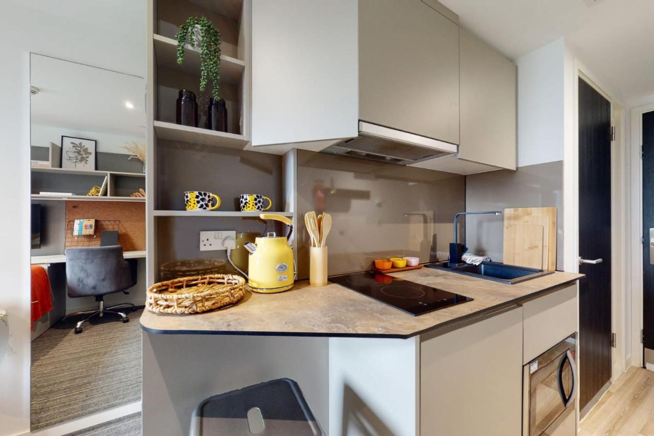 And Ensuite Bedrooms With Shared Kitchen At Chapter Ealing Right Next To North Acton Tube Station Leilighet *