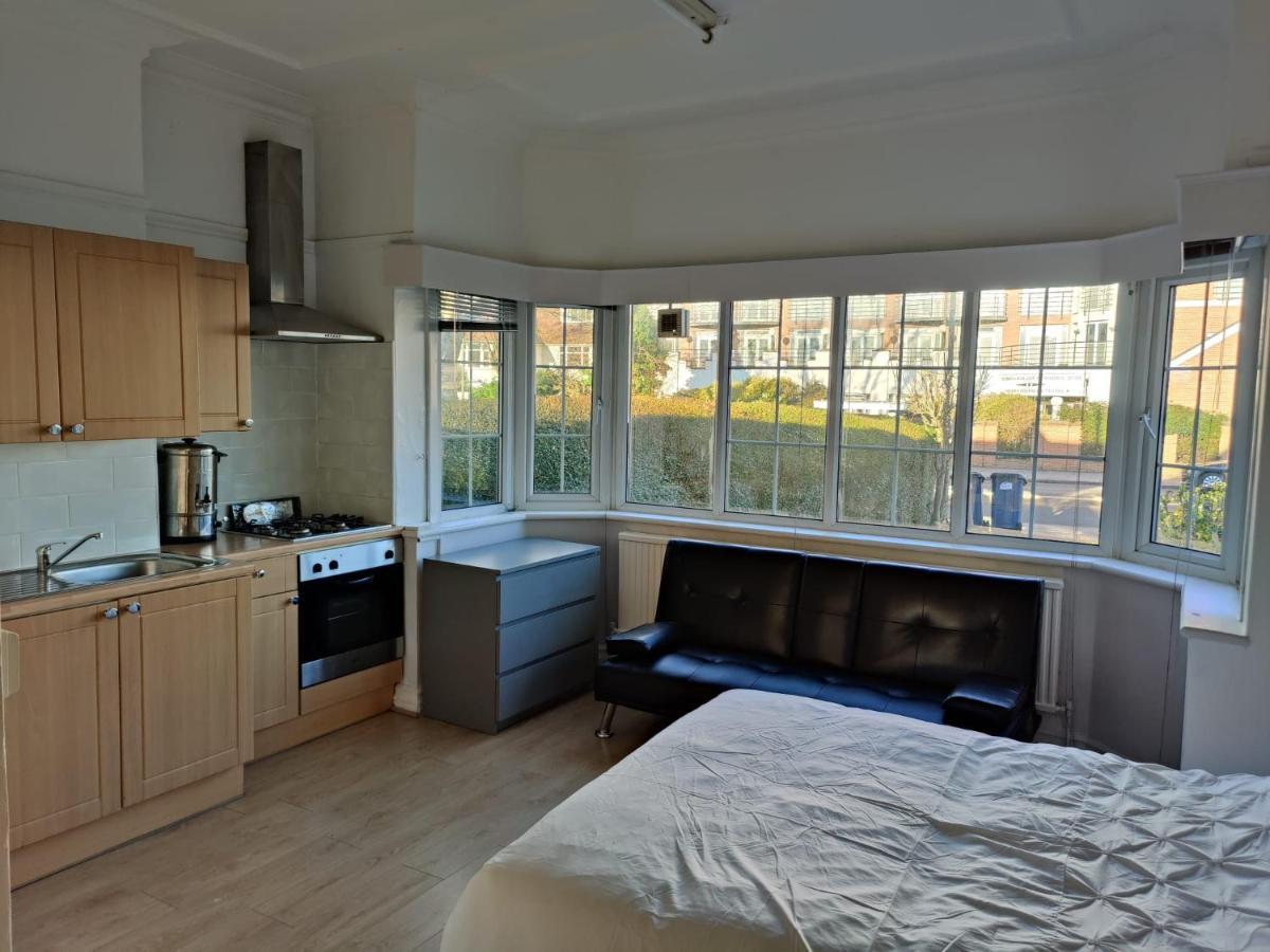 Studio On Golders Green Road Apartment