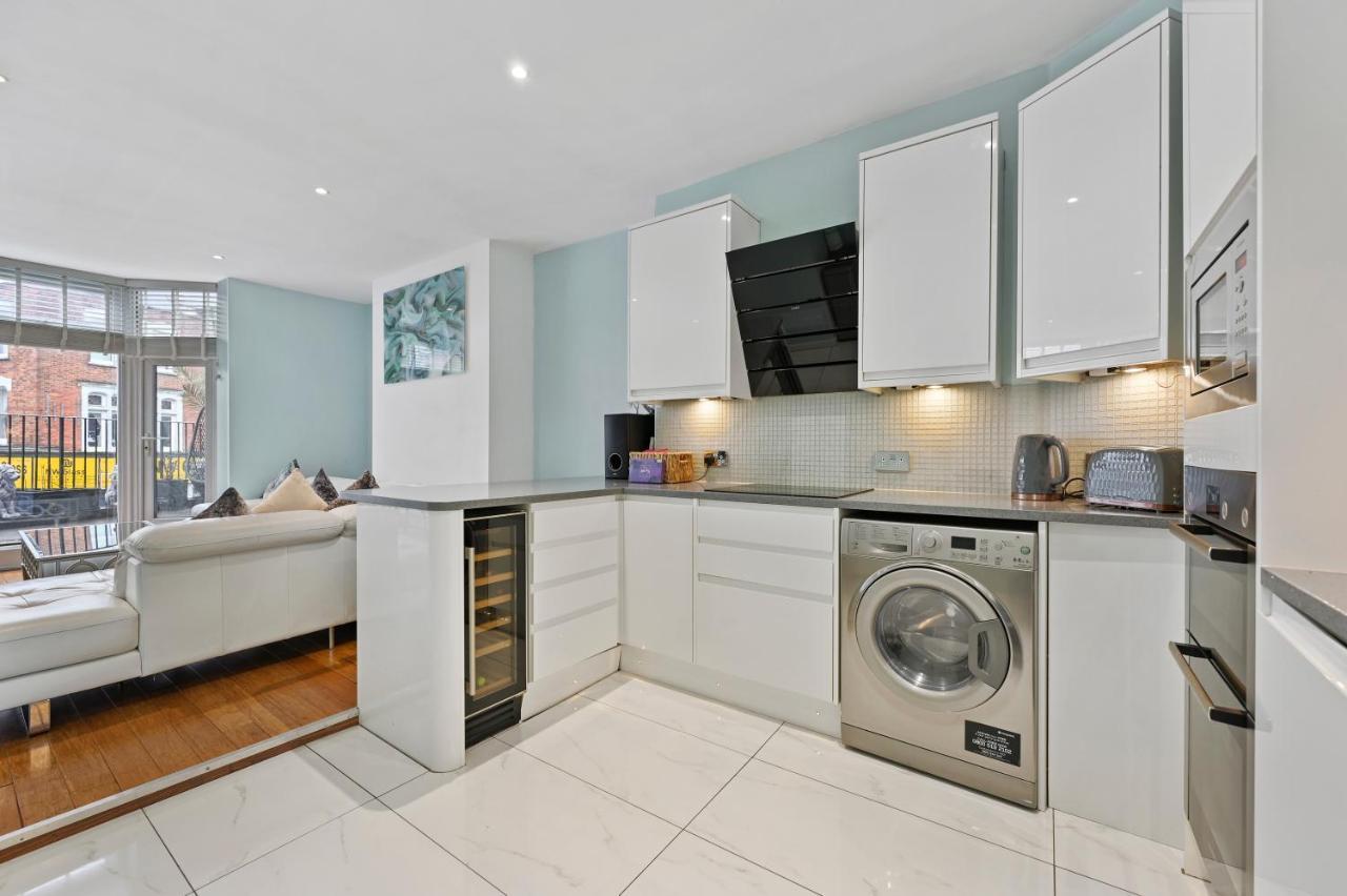 Hampstead Opulence - Luxurious Split Level * London