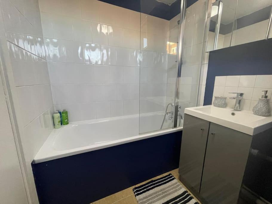 Stylish Flat Next To Tower Of And Skd Marina Apartment *