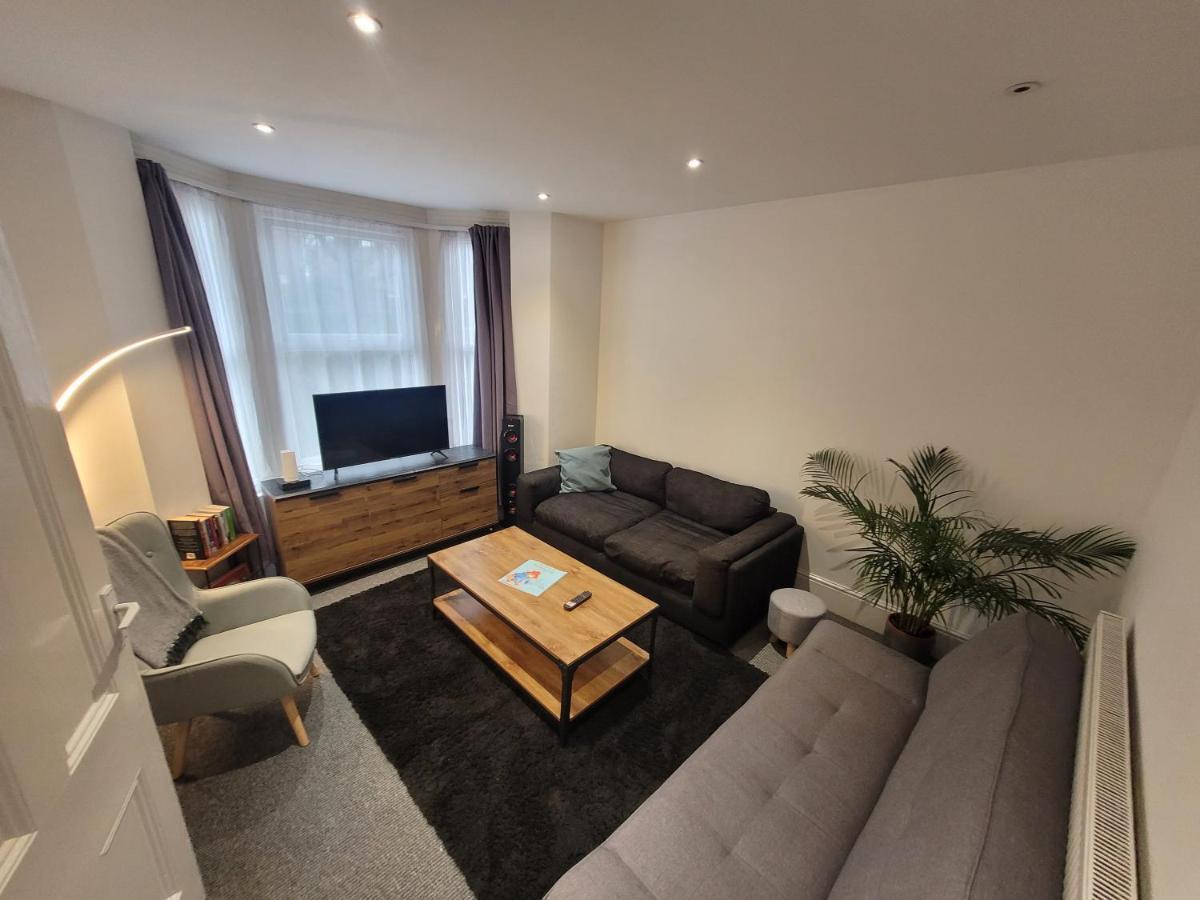 Holiday home Spacious 2 Bedroom House In With Garden London