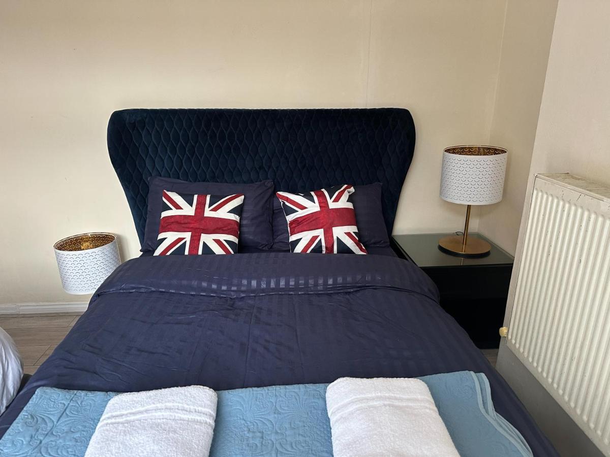 208 Clements Road * Londra