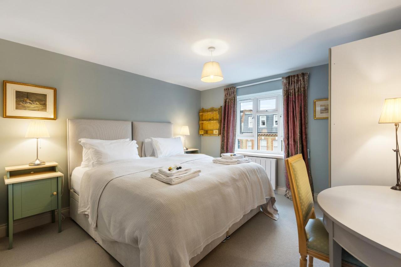 Bright & Cosy Gem ~ Battersea Park View ~ King Bed Londen