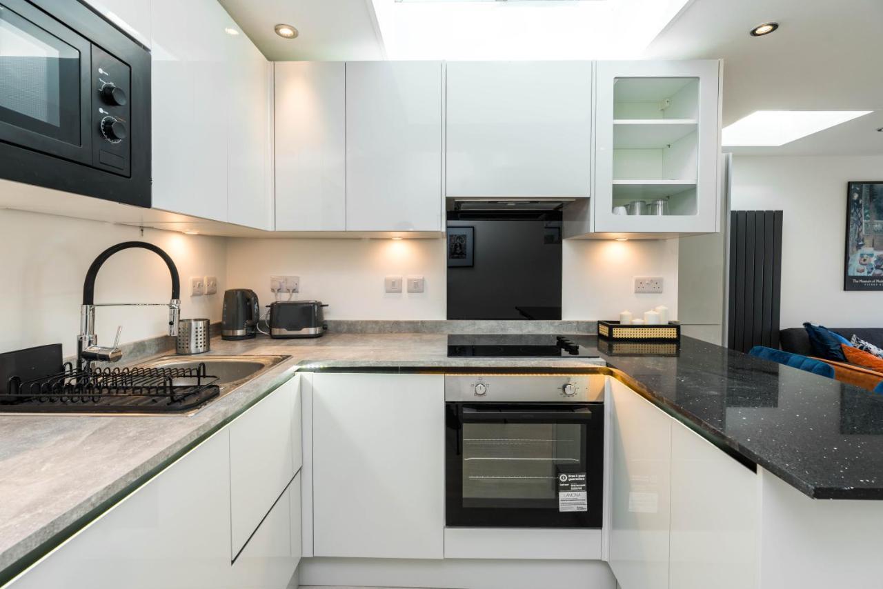 Spacious Modern 2 Bedroom Flat Apartment