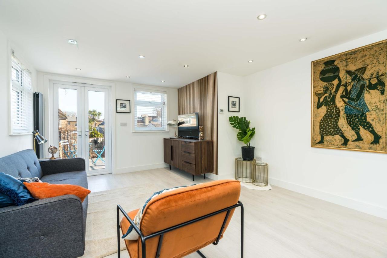 Spacious Modern 2 Bedroom Flat *