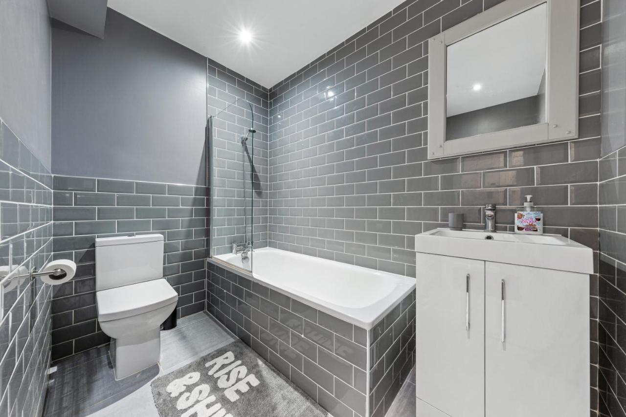 Majestic 4 At Reganway Rw4 Londra
