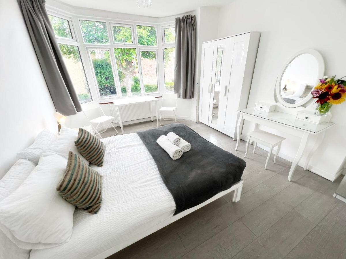 Luxurious House Near Excel- Air Conditioning, 9 Beds, 2 Baths, Garden, Fast Wifi Pensionat