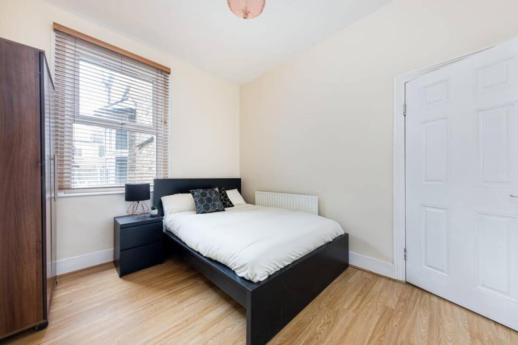 Cozy 4 Bedroom In Hackney, Londra