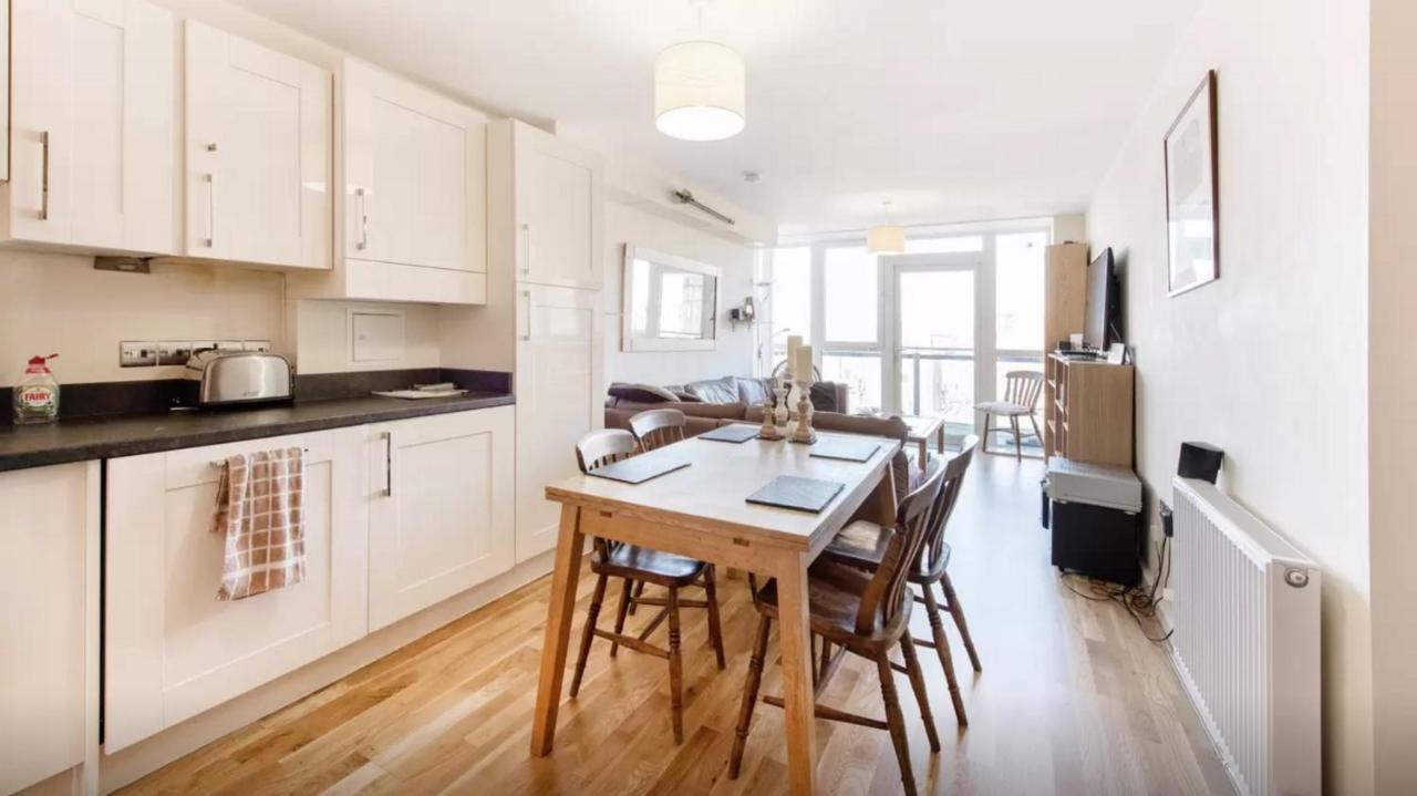 Brixton/clapham 2 Bed Flat, Large Balcony, Parking London