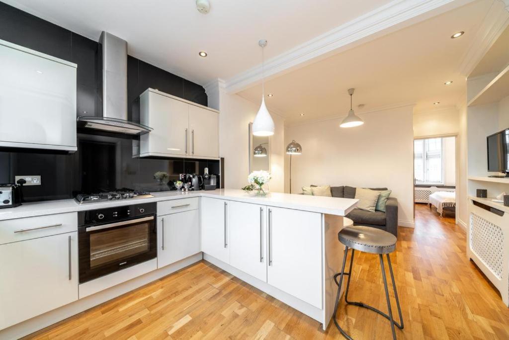Kensington High Street Flat 2 Bedroom Apartment *