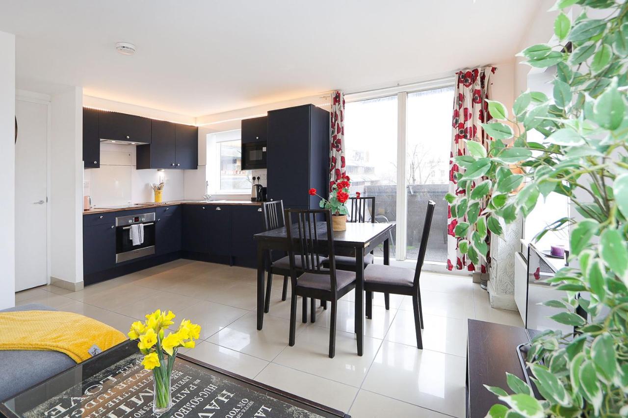 Appartamento 2-bed 2-bath Flat Around The Corner From Portobello Market *
