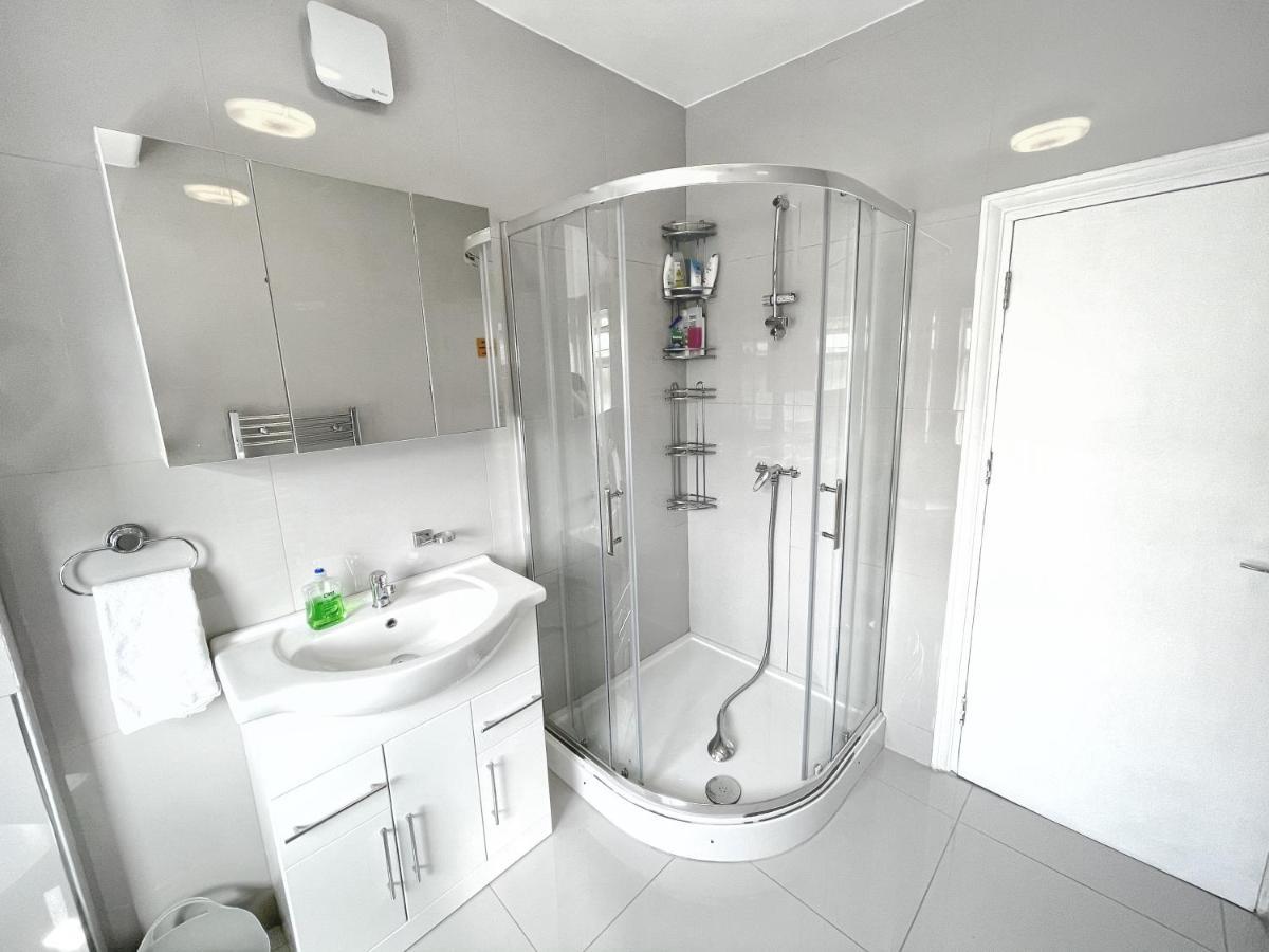 Luxurious House Near Excel- Air Conditioning, 9 Beds, 2 Baths, Garden, Fast Wifi Guest house