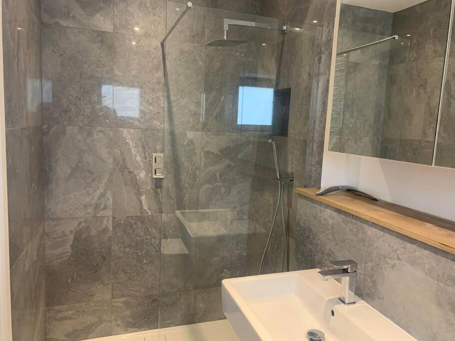 Semesterbostad Dockside Sleeps 8, Uber Boat To Canary Wharf In 3 Mins