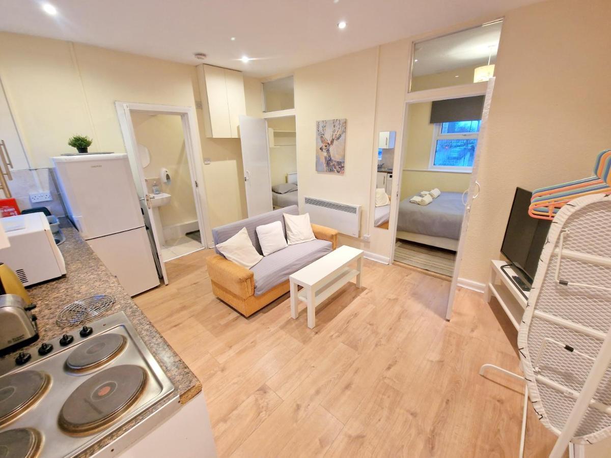 Apartment Super Studio With Two Bedrooms - Five Minutes From The Station!
