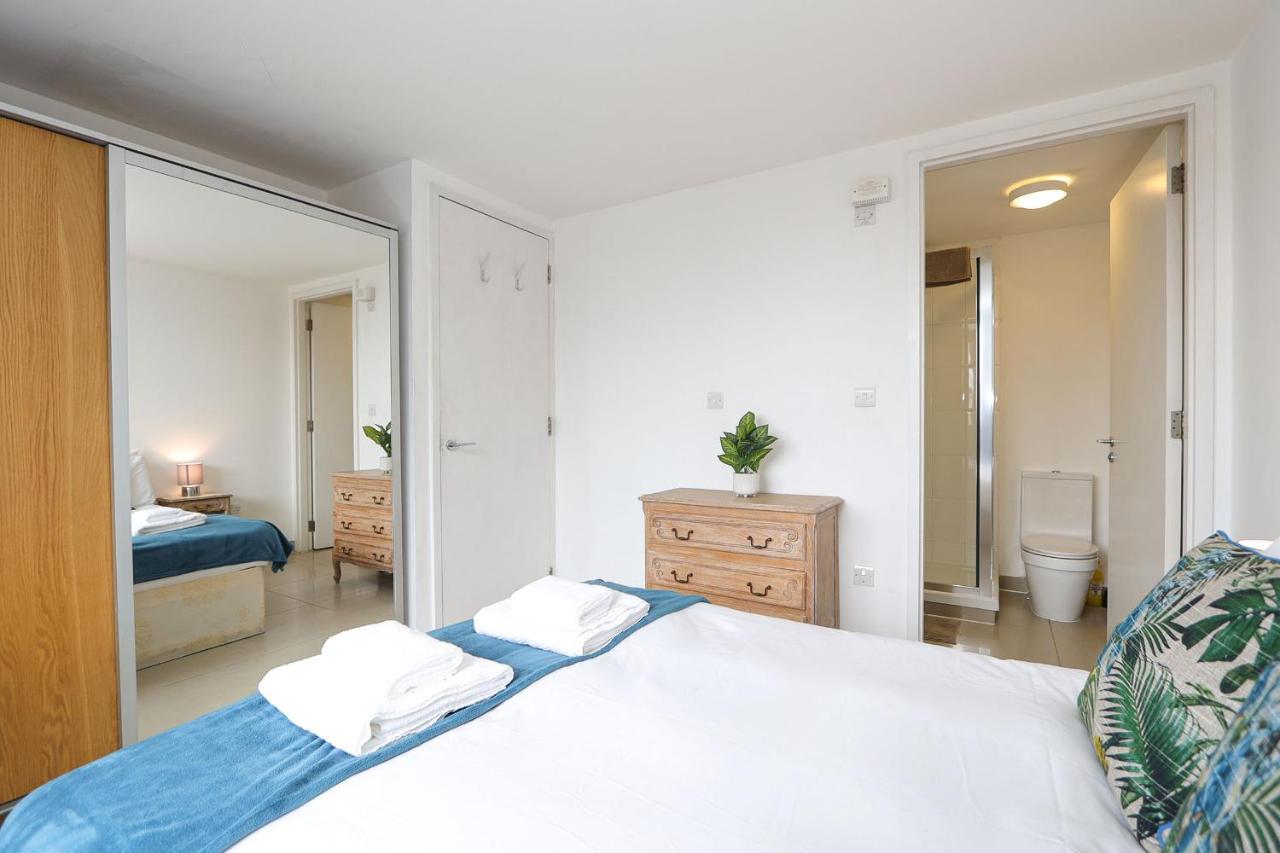 2-bed 2-bath Flat Around The Corner From Portobello Market Londra