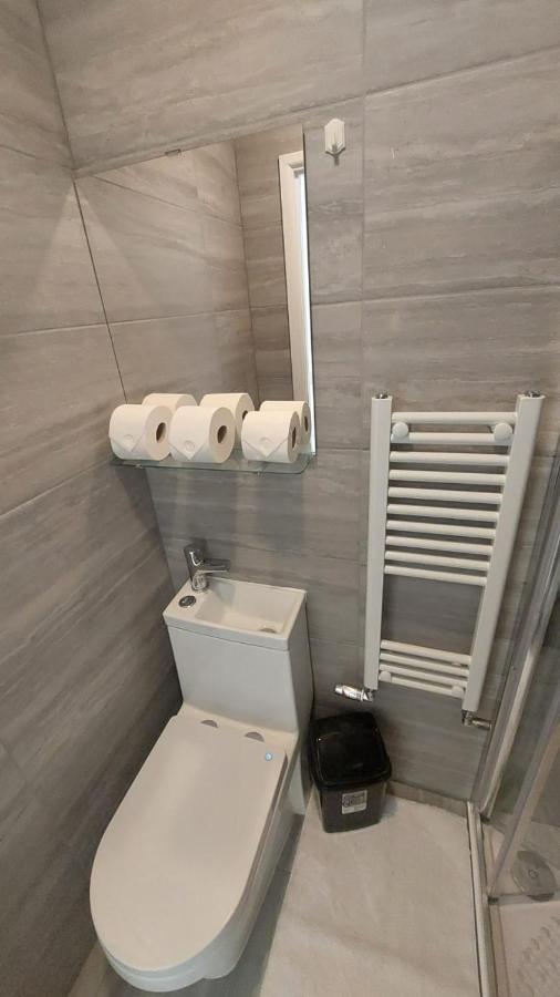 Double En-suite Available In 3 Bed Apt Maison d'hôtes