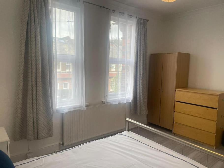 4 Bedroom House In Turnpike Lane/wood Ferienhaus