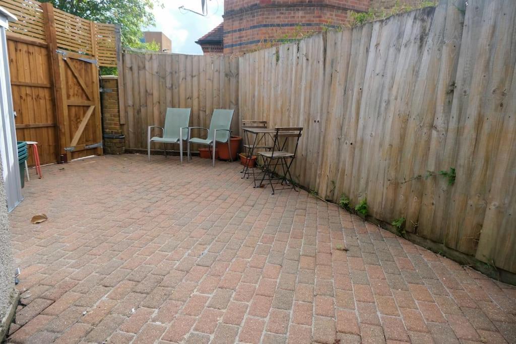4 Bedroom House In Turnpike Lane/wood Ferienhaus