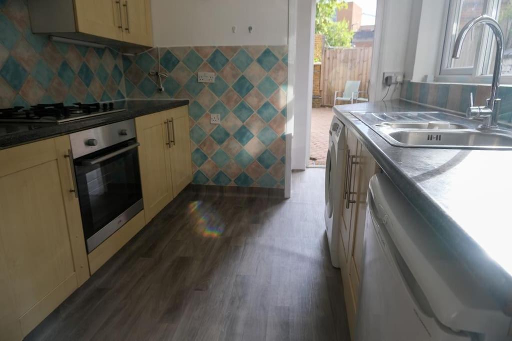 4 Bedroom House In Turnpike Lane/wood Ferienhaus London