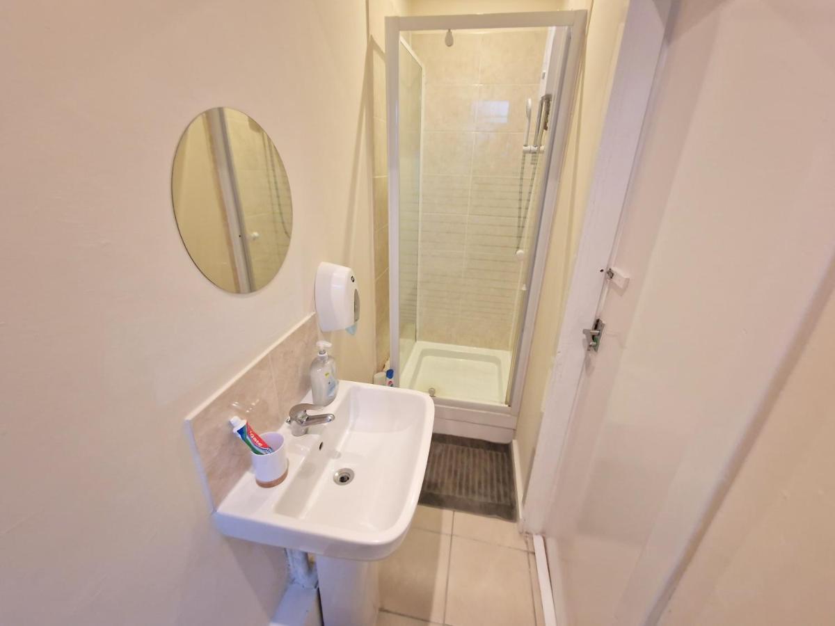 Super Studio With Two Bedrooms - Five Minutes From The Station! Apartment