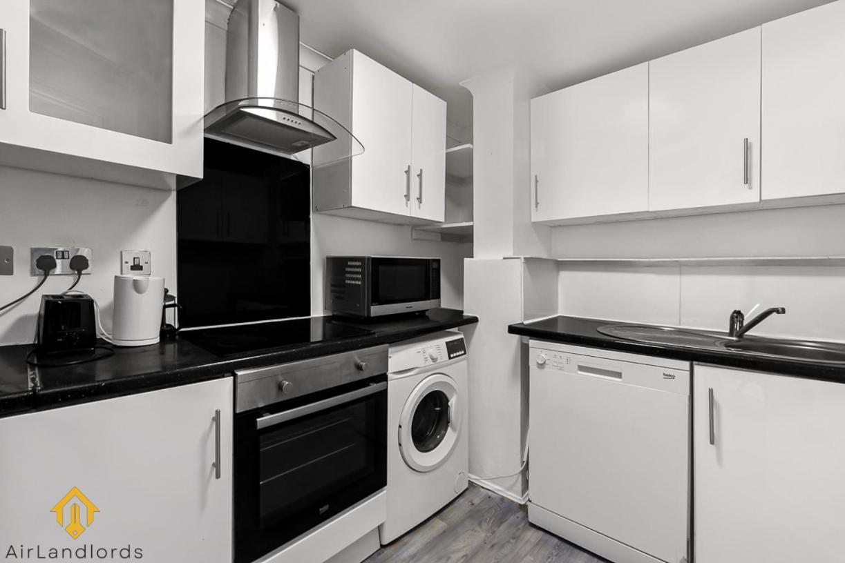 Charming River View 3 Bedroom In The Heart Of Appartement Londen