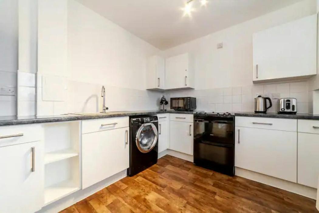 Stunning Double Bed Flat With Private Balcony & Free Parking *