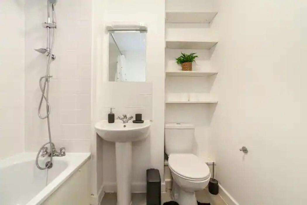 Appartement Stunning Double Bed Flat With Private Balcony & Free Parking *
