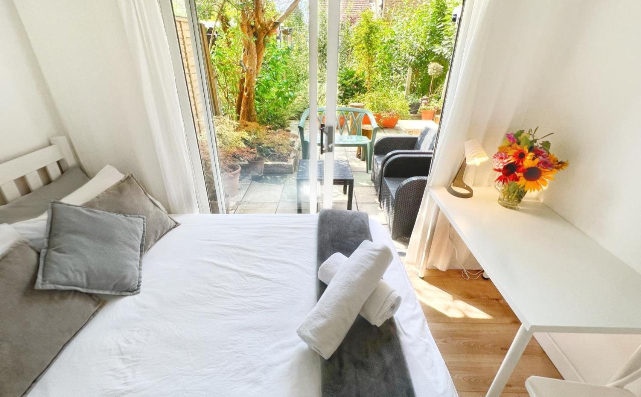 Luxurious House Near Excel- Air Conditioning, 9 Beds, 2 Baths, Garden, Fast Wifi London