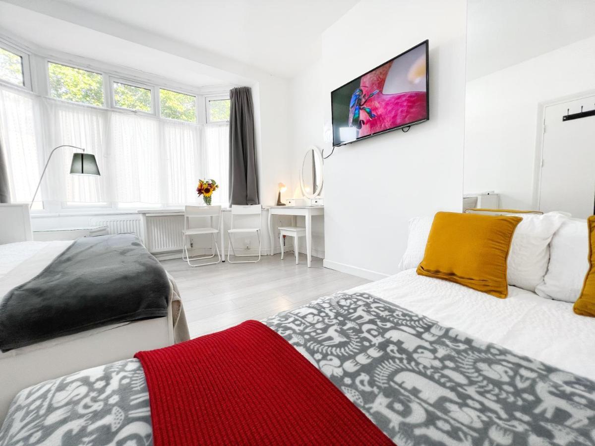 Luxurious House Near Excel- Air Conditioning, 9 Beds, 2 Baths, Garden, Fast Wifi Guest house London