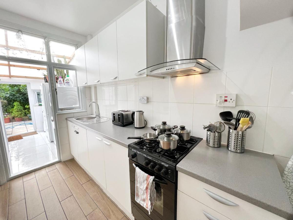 Pensionat Luxurious House Near Excel- Air Conditioning, 9 Beds, 2 Baths, Garden, Fast Wifi *