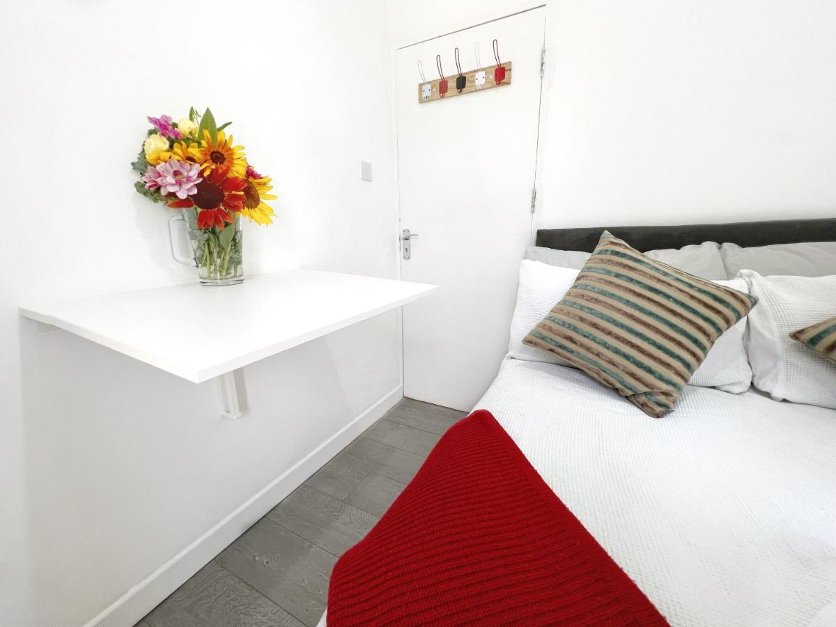 Guest house Luxurious House Near Excel- Air Conditioning, 9 Beds, 2 Baths, Garden, Fast Wifi *