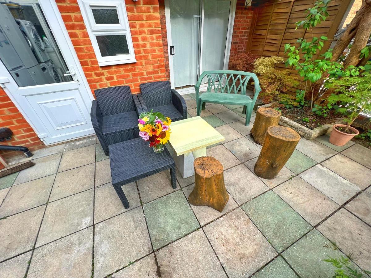 Guest house Luxurious House Near Excel- Air Conditioning, 9 Beds, 2 Baths, Garden, Fast Wifi London