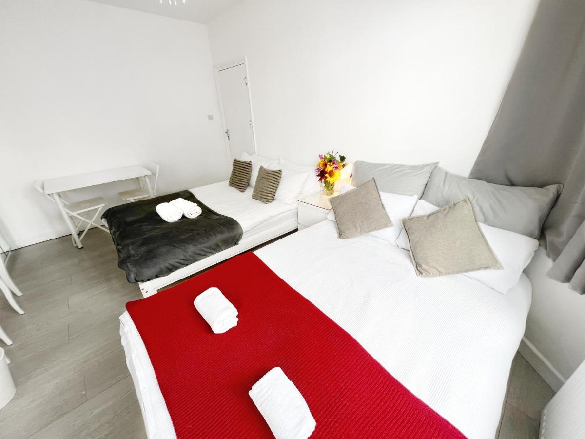 Guest house Luxurious House Near Excel- Air Conditioning, 9 Beds, 2 Baths, Garden, Fast Wifi