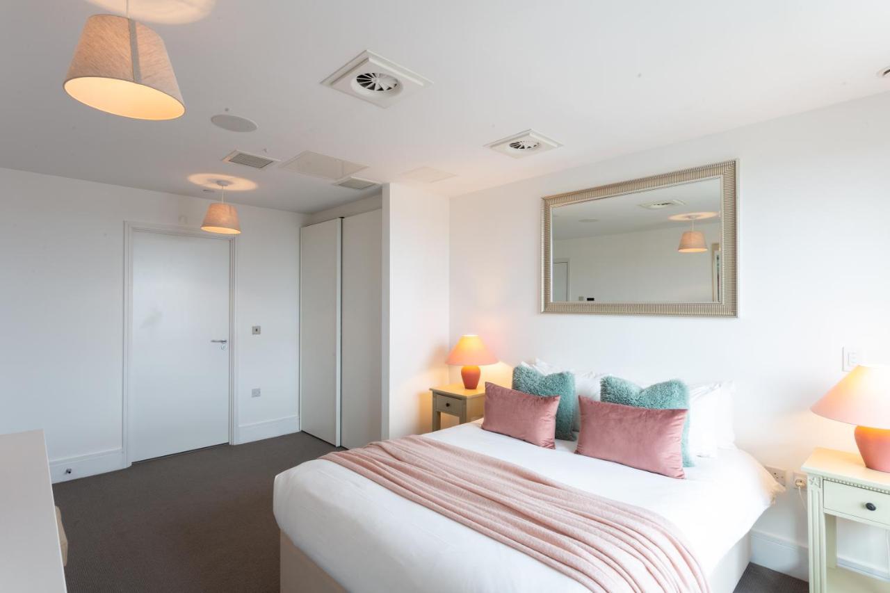 2 Bed 2 Bath Penthouse With Amazing Views With Free Parking Londra